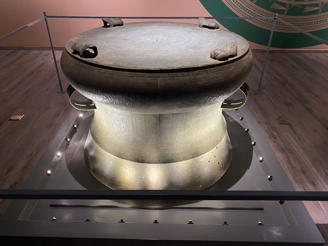 Trưng bày “Âm vang Đông Sơn”: Chiêm ngưỡng chiếc trống đồng có kích thước lớn nhất lịch sử và kỹ thuật chế tác đại tài - Ảnh 1.