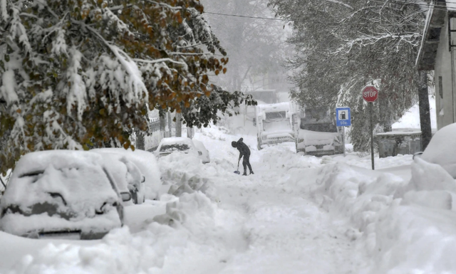 Bulgaria báo động đỏ vì bão tuyết bất thường - Ảnh 1.