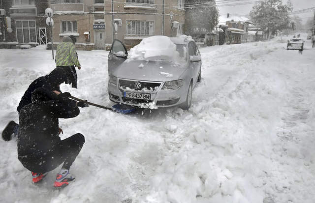 Bulgaria báo động đỏ vì bão tuyết bất thường - Ảnh 2.