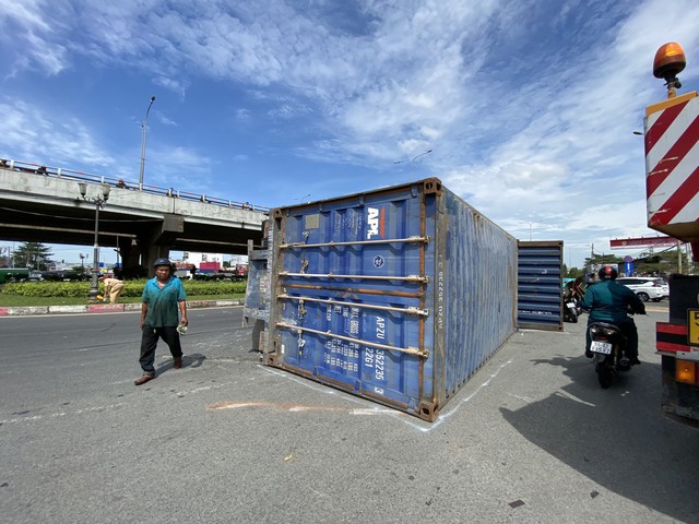 TP Hồ Chí Minh: Xe đầu kéo lật ngang, 2 thùng container rơi xuống đường - Ảnh 2.