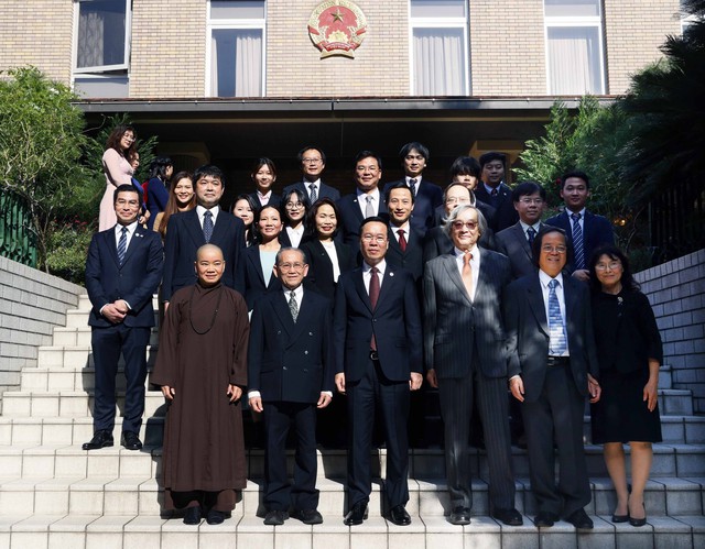 Chủ tịch nước thăm Đại sứ quán và gặp gỡ người Việt tại Nhật Bản - Ảnh 1.