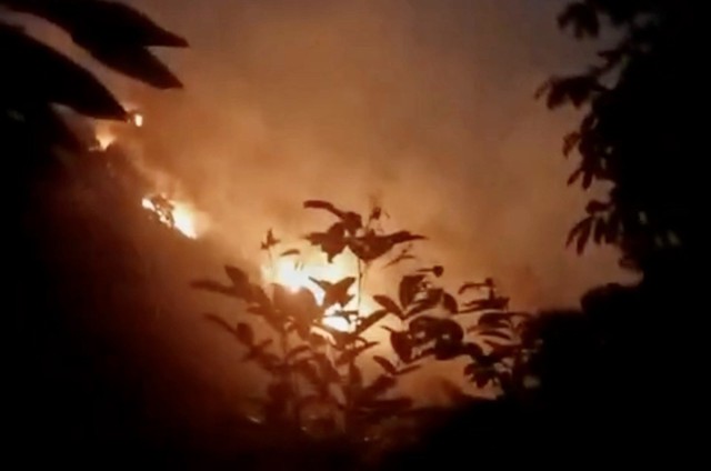 Dập tắt đám cháy rừng tại Yên Bái - Ảnh 1.