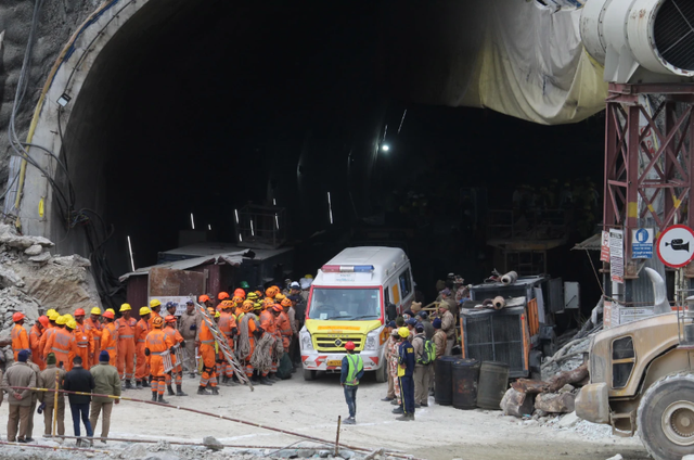 Toàn bộ 41 người được giải cứu khỏi đường hầm ở Ấn Độ sau 17 ngày - Ảnh 1.