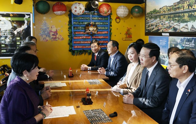 Chủ tịch nước Võ Văn Thưởng cùng Thống đốc Tokyo thăm nhà hàng bánh mỳ Việt Nam - Ảnh 2.