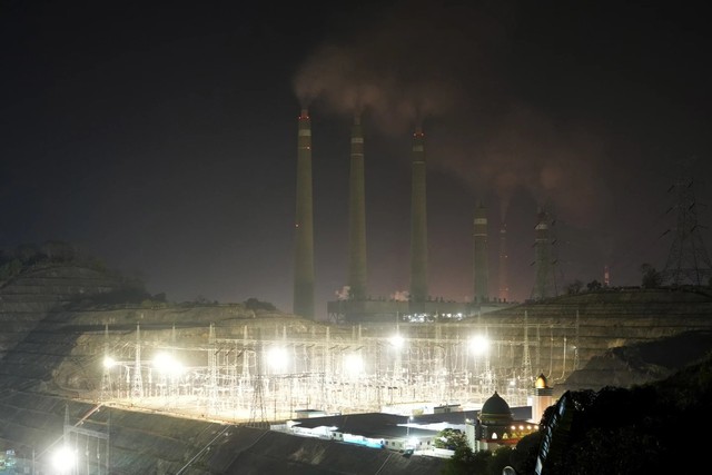 Thủ đô Jakarta, Indonesia điêu đứng trước cảnh ô nhiễm không khí nghiêm trọng - Ảnh 2.