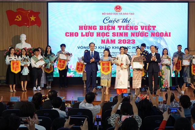 15 trường đại học miền Trung thi hùng biện tiếng Việt cho lưu học sinh nước ngoài - Ảnh 1.