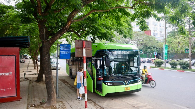 Ưu tiên chuyển đổi năng lượng xanh các tuyến bus khu vực trung tâm Hà Nội - Ảnh 1.