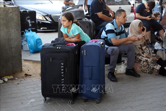Xung đột Hamas-Israel: Hoạt động sơ tán qua cửa khẩu Rafah bị gián đoạn - Ảnh 1.