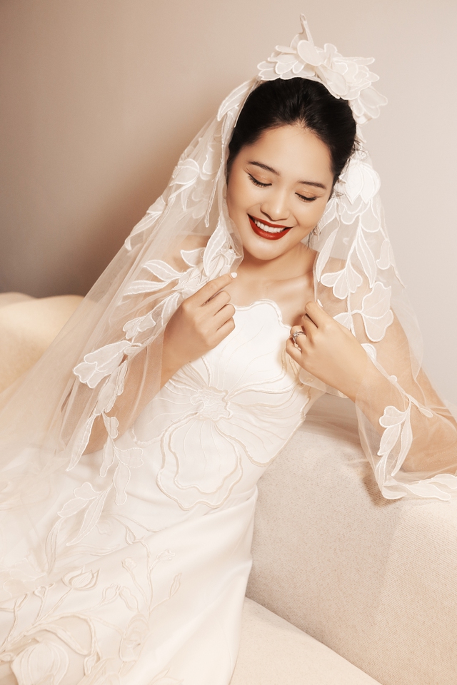Diện váy cưới như nữ thần, Hoa hậu Hương Giang và Á hậu Thủy Tiên thu hút mọi ánh  nhìn - Ảnh 4.