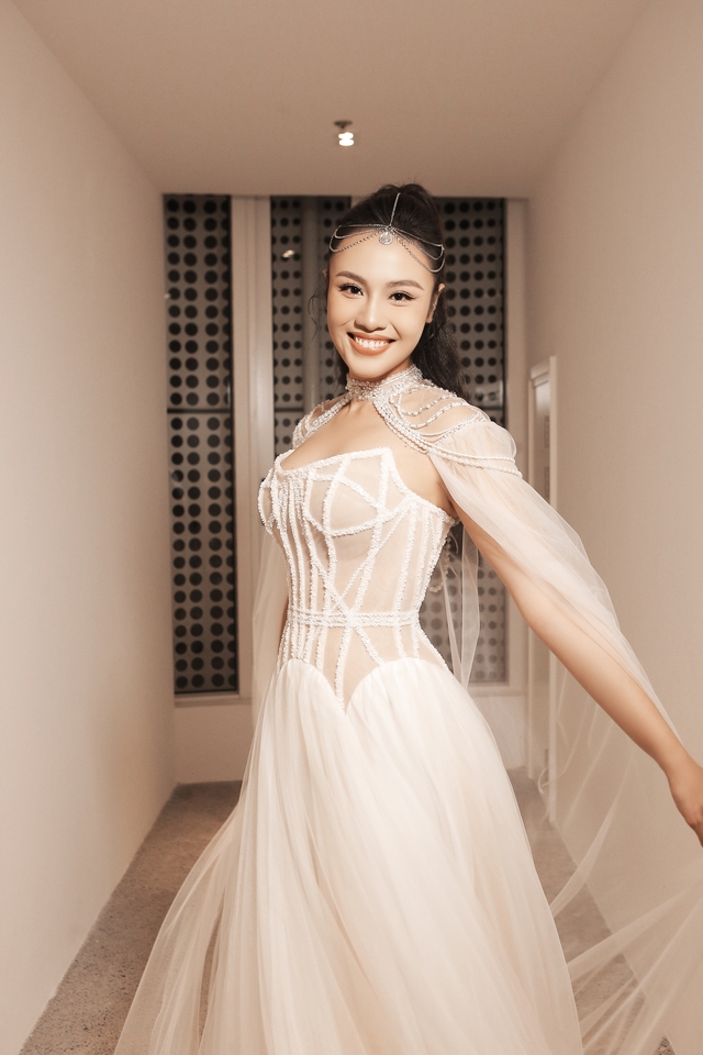 Diện váy cưới như nữ thần, Hoa hậu Hương Giang và Á hậu Thủy Tiên thu hút mọi ánh  nhìn - Ảnh 2.