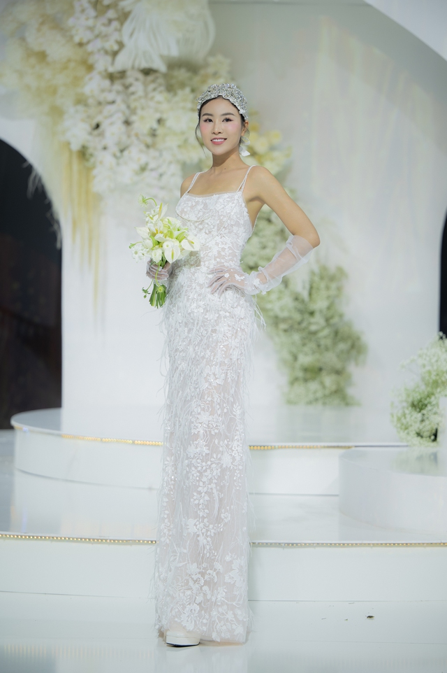 Diện váy cưới như nữ thần, Hoa hậu Hương Giang và Á hậu Thủy Tiên thu hút mọi ánh  nhìn - Ảnh 13.