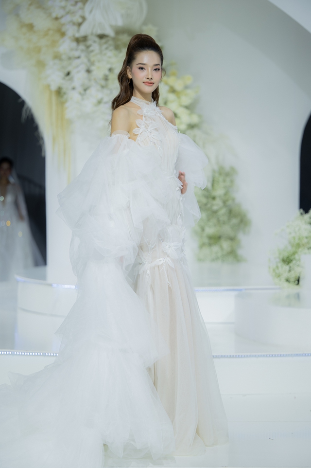 Diện váy cưới như nữ thần, Hoa hậu Hương Giang và Á hậu Thủy Tiên thu hút mọi ánh  nhìn - Ảnh 8.