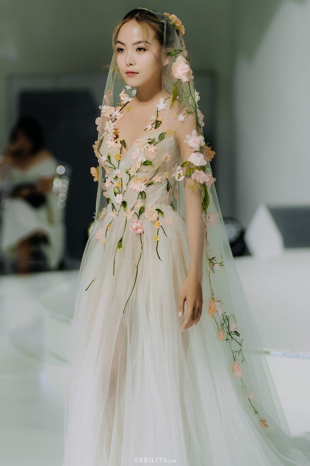 Diện váy cưới như nữ thần, Hoa hậu Hương Giang và Á hậu Thủy Tiên thu hút mọi ánh  nhìn - Ảnh 11.
