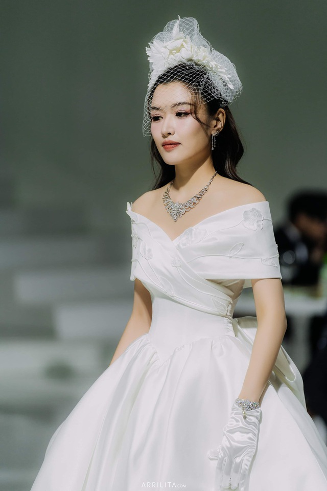Diện váy cưới như nữ thần, Hoa hậu Hương Giang và Á hậu Thủy Tiên thu hút mọi ánh  nhìn - Ảnh 9.
