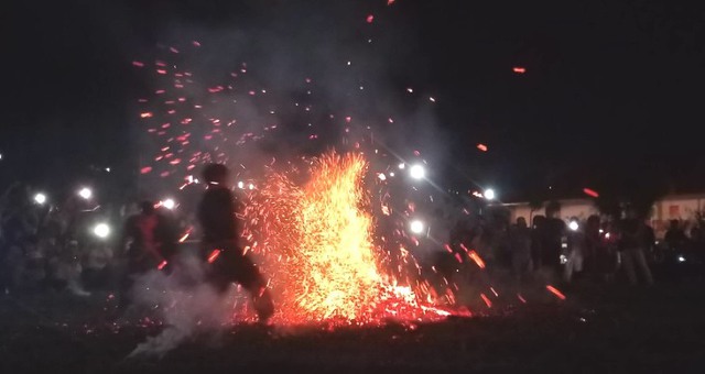 Hình ảnh nhảy lửa của người Pà Thẻn trong ngày hội Dân Tộc dưới 10.000 người tại Lai Châu - Ảnh 1.