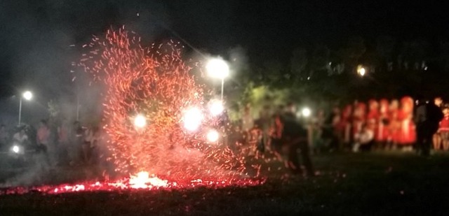 Hình ảnh nhảy lửa của người Pà Thẻn trong ngày hội Dân Tộc dưới 10.000 người tại Lai Châu - Ảnh 2.