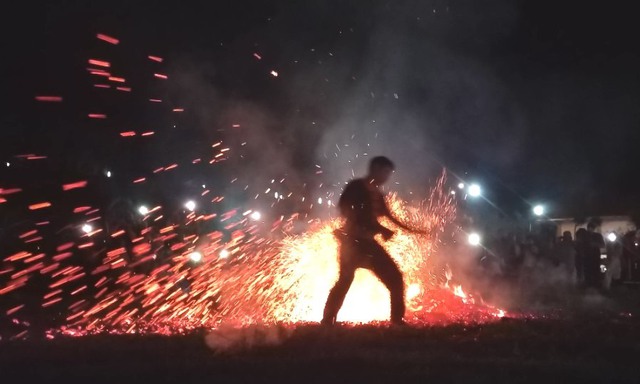 Hình ảnh nhảy lửa của người Pà Thẻn trong ngày hội Dân Tộc dưới 10.000 người tại Lai Châu - Ảnh 6.
