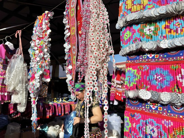 Dạo chợ phiên rực rỡ sắc màu của người Mông ở Pà Cò, Mai Châu - Ảnh 3.