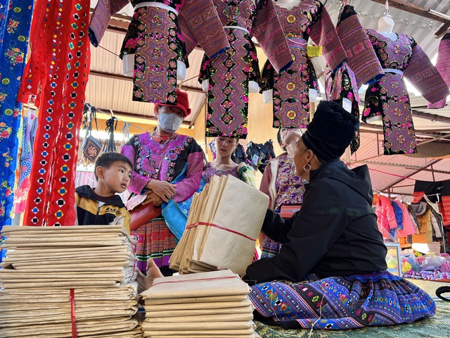 Dạo chợ phiên rực rỡ sắc màu của người Mông ở Pà Cò, Mai Châu - Ảnh 2.