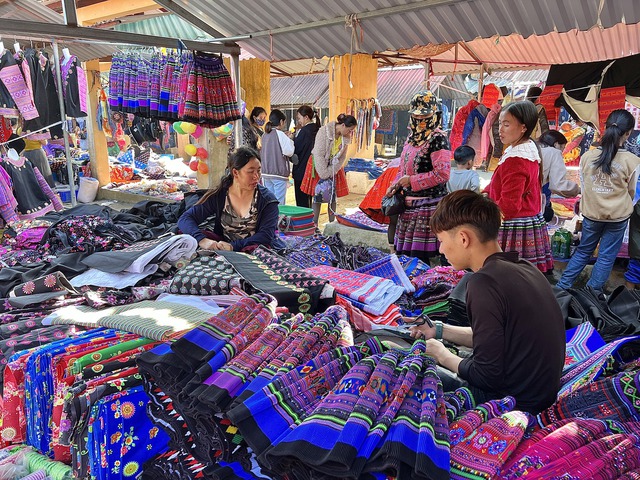 Dạo chợ phiên rực rỡ sắc màu của người Mông ở Pà Cò, Mai Châu - Ảnh 1.