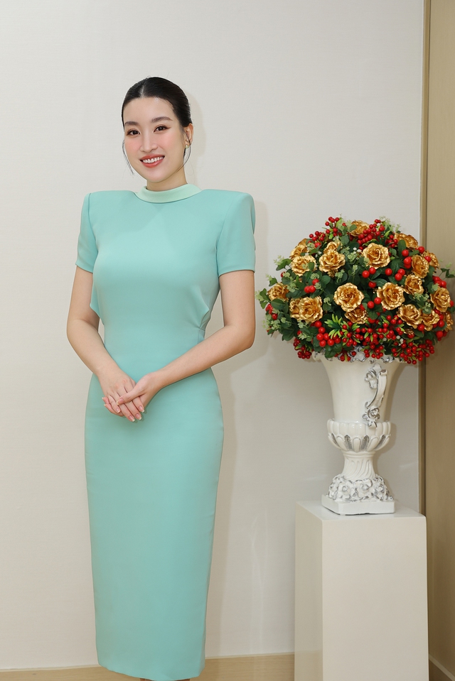 Hoa hậu Đỗ Mỹ Linh rạng rỡ tái xuất với vai trò mới - Ảnh 1.