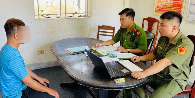 Bình Dương: Nam thanh niên buông hai tay lái xe máy dương tính với ma túy - Ảnh 1.