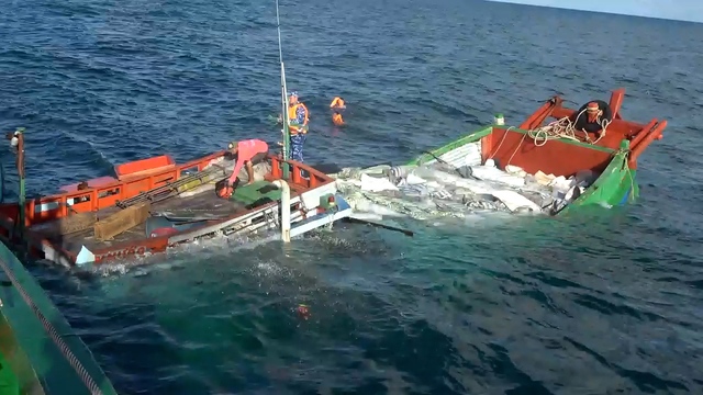 Cảnh sát biển cứu sống 5 thuyền viên và 1 cháu bé 3 tuổi tàu cá bị chìm trên biển  - Ảnh 1.
