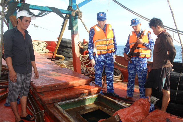 Kiên Giang: Bắt giữ tàu cá vận chuyển 50 ngàn lít dầu DO lậu trên biển Tây Nam  - Ảnh 1.