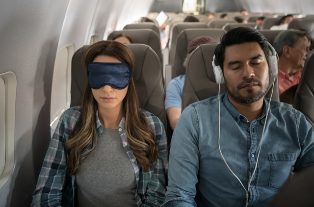 Những mẹo nhỏ giúp bạn dễ ngủ hơn trên chuyến bay dài - Ảnh 2.