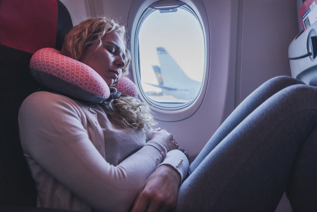 Những mẹo nhỏ giúp bạn dễ ngủ hơn trên chuyến bay dài - Ảnh 1.