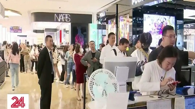 Nhiều cửa hàng ở Thượng Hải giảm giá dịp Lễ độc thân - Ảnh 1.
