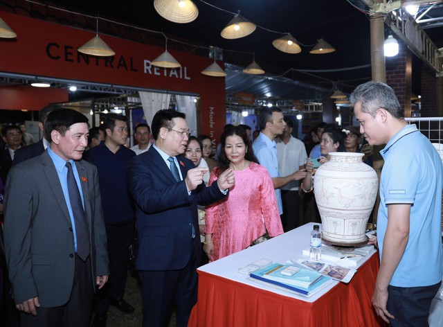 Chủ tịch Quốc hội dự khai mạc Festival Bảo tồn và phát triển làng nghề Việt Nam năm 2023 - Ảnh 2.
