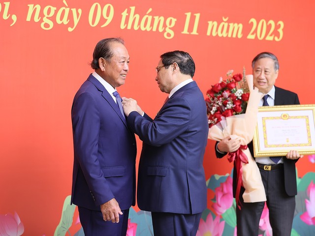 Thủ tướng Phạm Minh Chính trao Huy hiệu Đảng cho các đồng chí nguyên lãnh đạo Chính phủ - Ảnh 2.