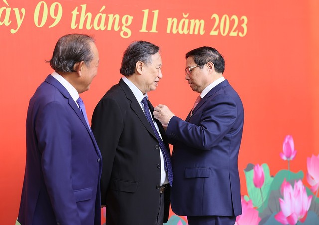 Thủ tướng Phạm Minh Chính trao Huy hiệu Đảng cho các đồng chí nguyên lãnh đạo Chính phủ - Ảnh 1.