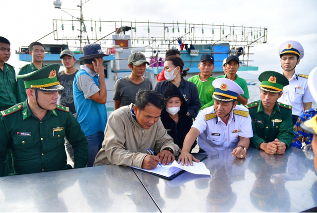 Tàu Hải quân lai kéo tàu cá của ngư dân Bình Định gặp nạn về bờ an toàn - Ảnh 1.