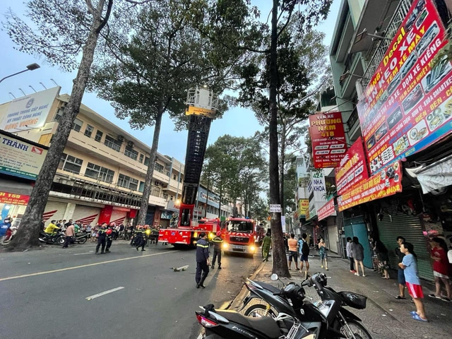 TP Hồ Chí Minh: Kịp thời cứu 6 người trong căn nhà bốc cháy ở Quận 10 - Ảnh 3.