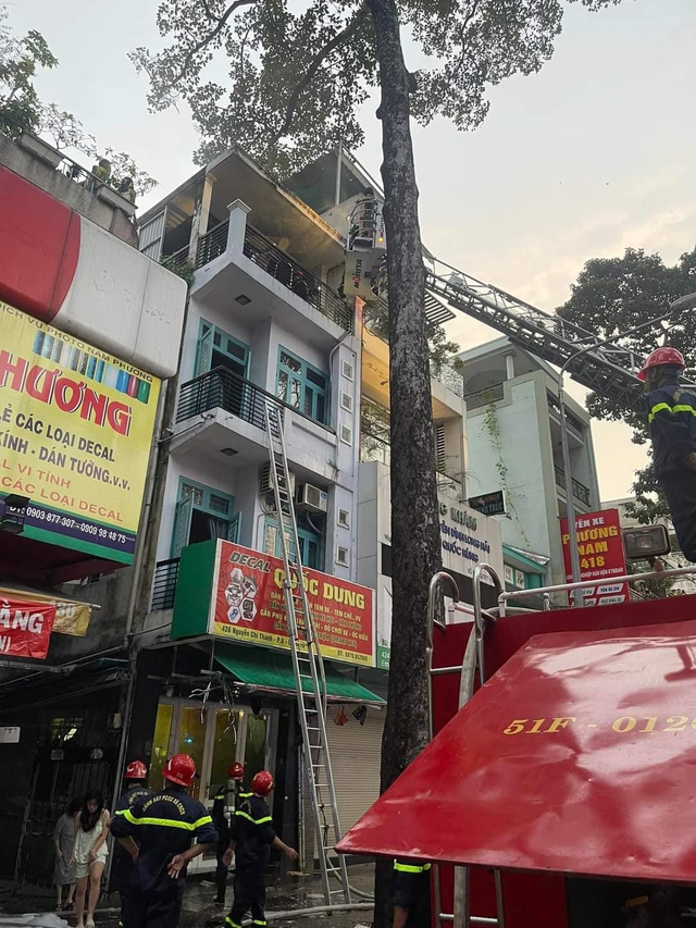 TP Hồ Chí Minh: Kịp thời cứu 6 người trong căn nhà bốc cháy ở Quận 10 - Ảnh 2.