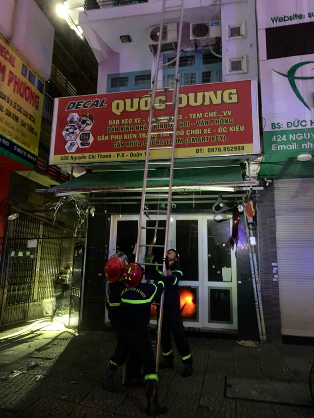 TP Hồ Chí Minh: Kịp thời cứu 6 người trong căn nhà bốc cháy ở Quận 10 - Ảnh 1.