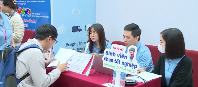 Hàng nghìn sinh viên tại Hà Nội tìm kiếm cơ hội việc làm - Ảnh 1.