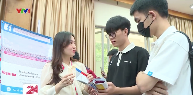 Hàng nghìn sinh viên tại Hà Nội tìm kiếm cơ hội việc làm - Ảnh 3.