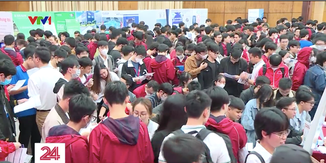 Hàng nghìn sinh viên tại Hà Nội tìm kiếm cơ hội việc làm - Ảnh 4.