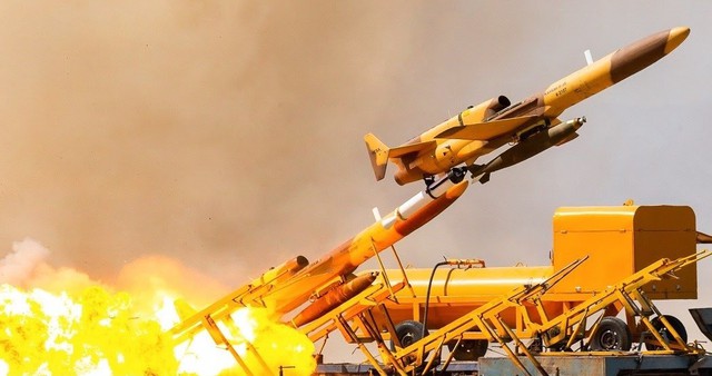 Iran ra mắt máy bay không người lái trang bị tên lửa - Ảnh 1.