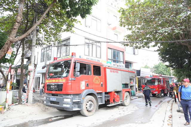 Hà Nội: Cháy lớn tại cửa hàng cơ khí, phế liệu tại Nam Từ Liêm - Ảnh 2.