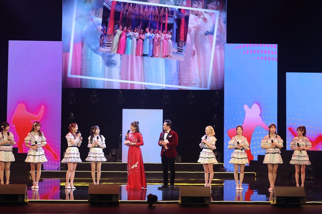 Vẻ xinh xắn của nhóm nhạc nữ nổi tiếng Nhật Bản biểu diễn tại Hà Nội - Ảnh 14.