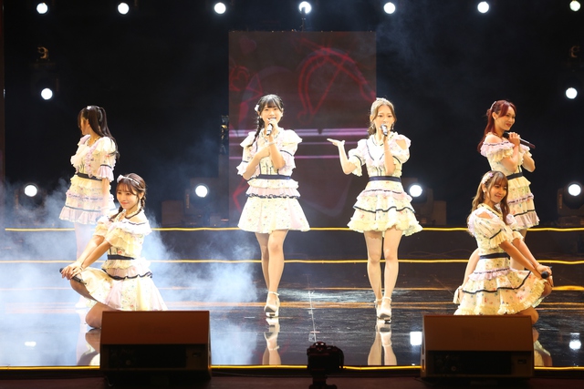 Vẻ xinh xắn của nhóm nhạc nữ nổi tiếng Nhật Bản biểu diễn tại Hà Nội - Ảnh 11.