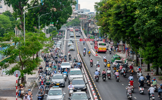 Người nước ngoài nói về giao thông Việt Nam: Giống như đi tàu lượn siêu tốc - Ảnh 1.