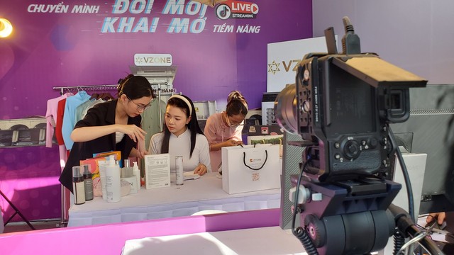 Tiểu thương chợ Bến Thành học livestream bán hàng trên TikTok - Ảnh 1.