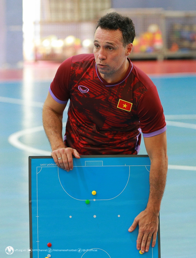 HLV Giustozzi Diego Raul tin vào khả năng cạnh tranh của ĐT Việt Nam tại VCK futsal châu Á 2024 - Ảnh 1.