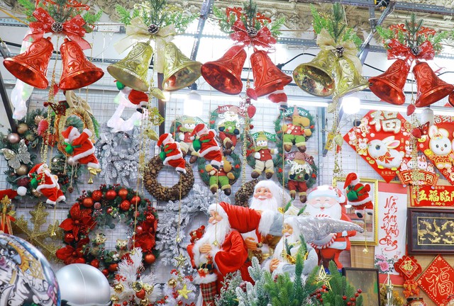 Thị trường Giáng sinh: Thông tươi, tùng thơm hút khách - Ảnh 1.