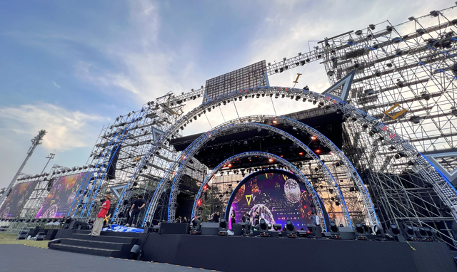 Tổng duyệt đêm diễn của Maroon 5 tại Phú Quốc: Dàn âm thanh đỉnh chóp, Tóc Tiên được Touliver hộ tống ra tận sân khấu - Ảnh 1.